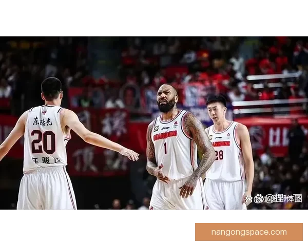 中国篮球联赛激烈角逐 北京首钢力克广东宏远取得关键胜利